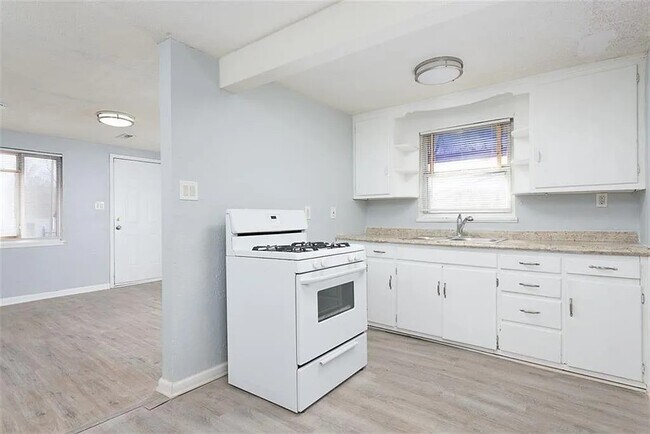 Cocina - 724 N Noland Rd