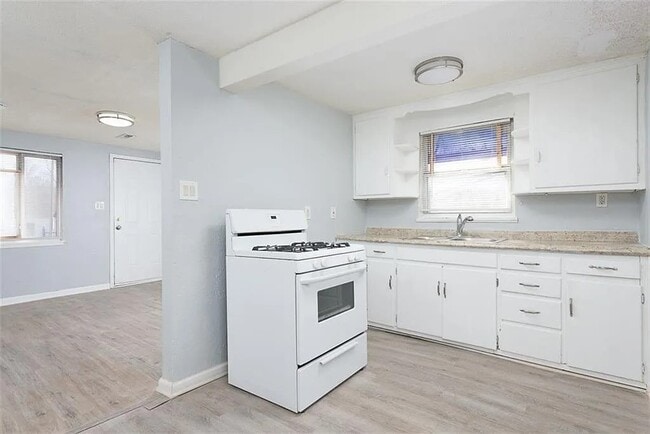 Kitchen - 724 N Noland Rd