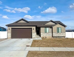 Building Photo - 2230 Roy Dr
