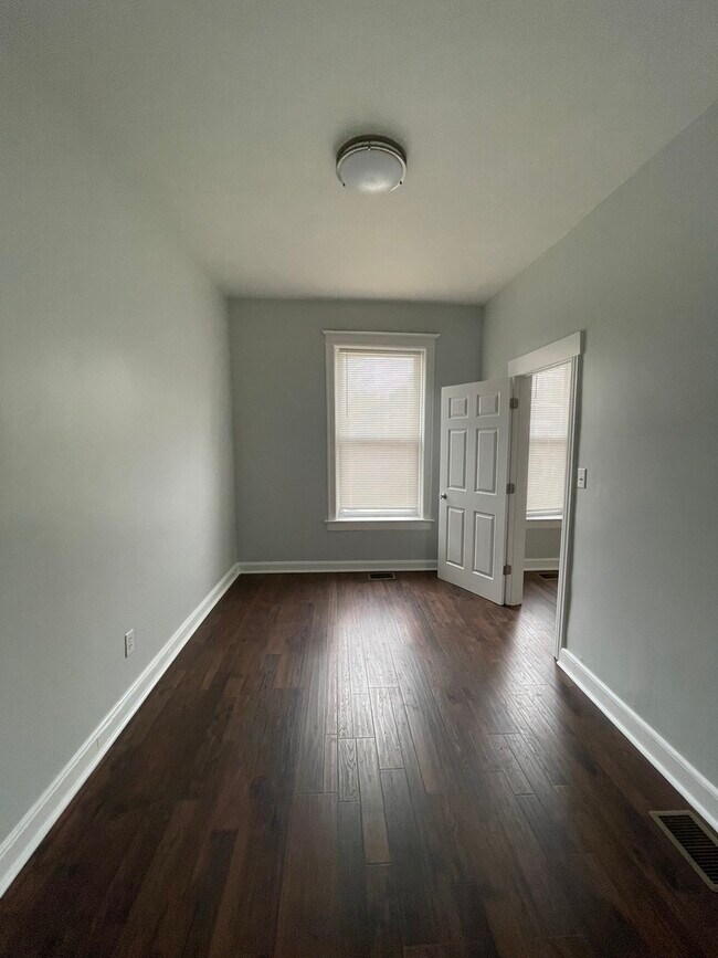 Building Photo - 916 W 68th St
