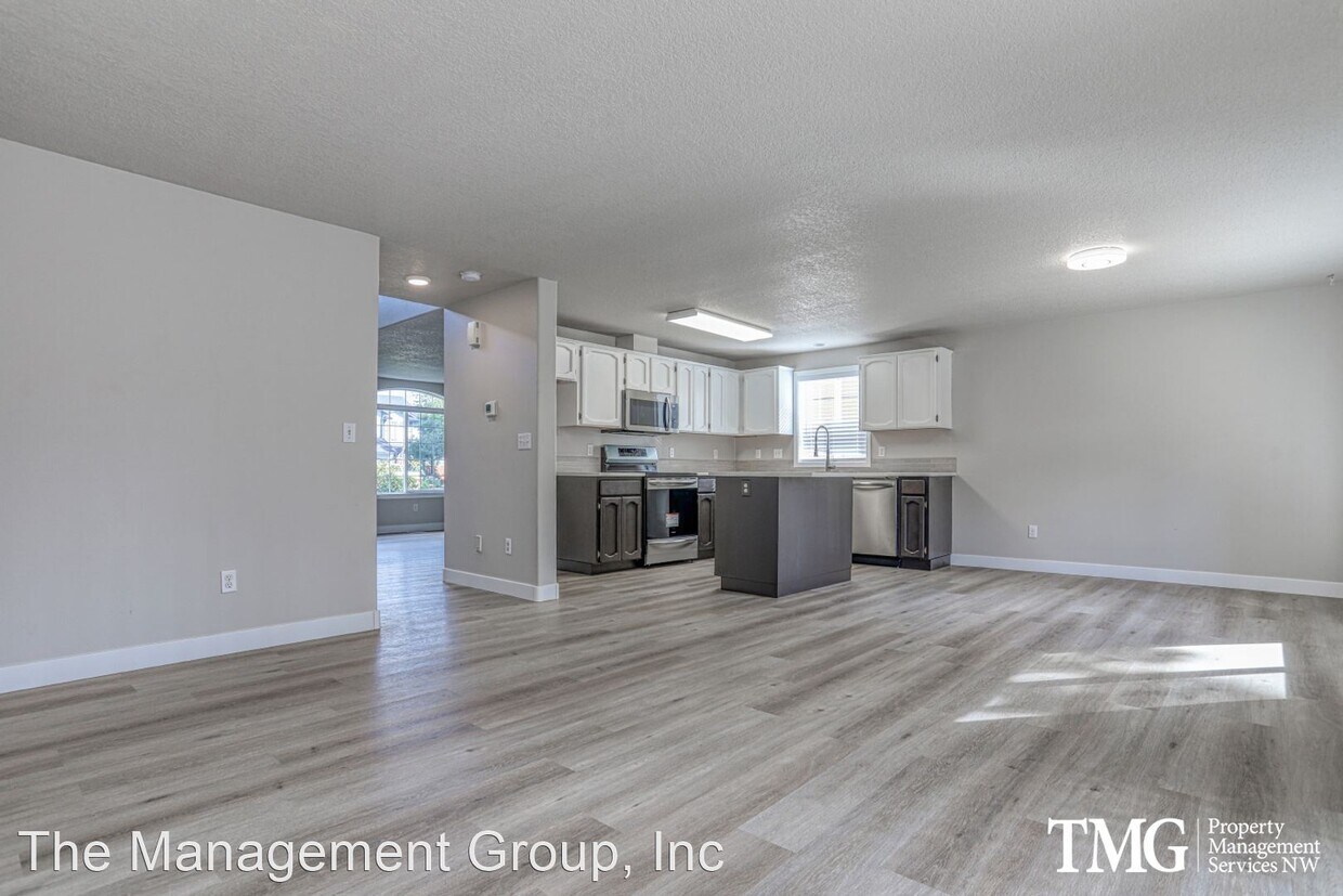Foto principal - 4 br, 2.5 bath House - 3012 NE 166th Place