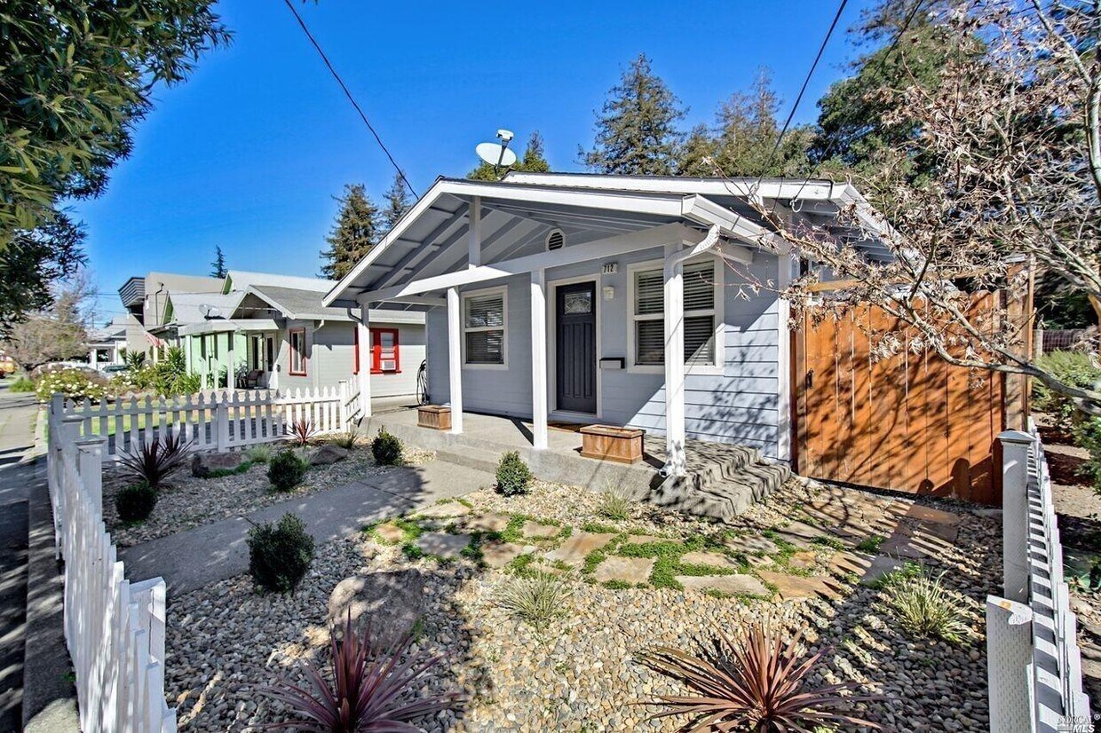 Primary Photo - 712 Davis St
