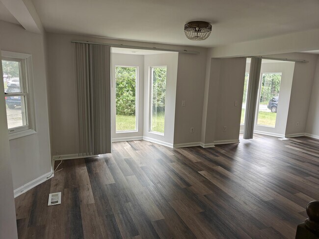 Foto del edificio - 8638 Winands Rd