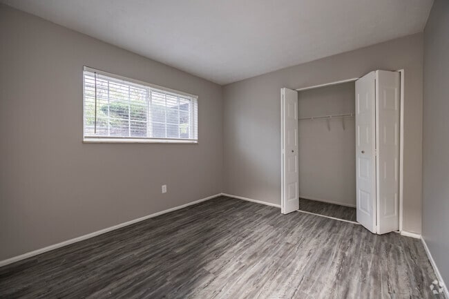 2BR, 2BA - 850SF - Primary Bedroom - Pike Place KY Apartments and Townhomes