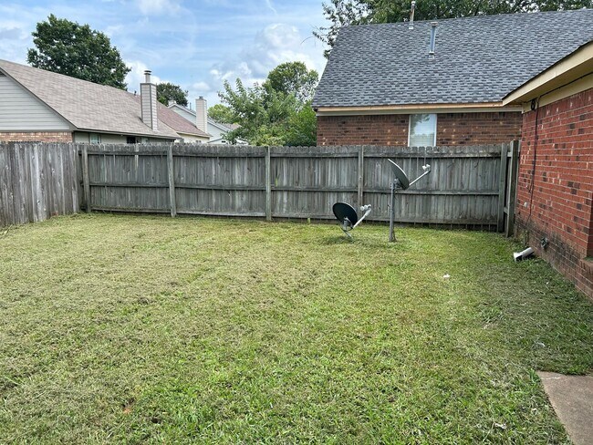 Foto del edificio - 3434 Laurelwood Dr