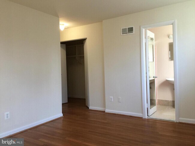 Building Photo - 1109 Devere Dr