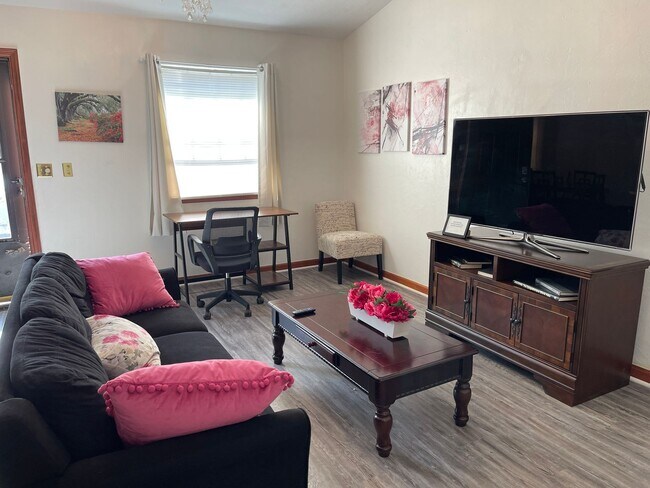 Foto del edificio - Cute 2 bedroom 1.5 bath townhome