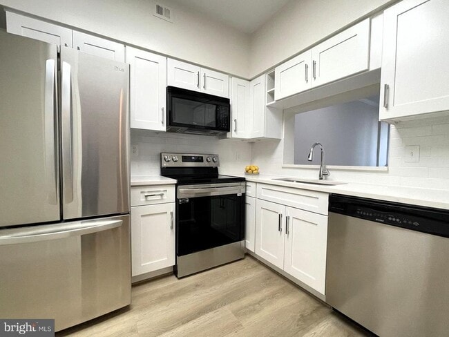 Building Photo - 1805 Crystal Dr