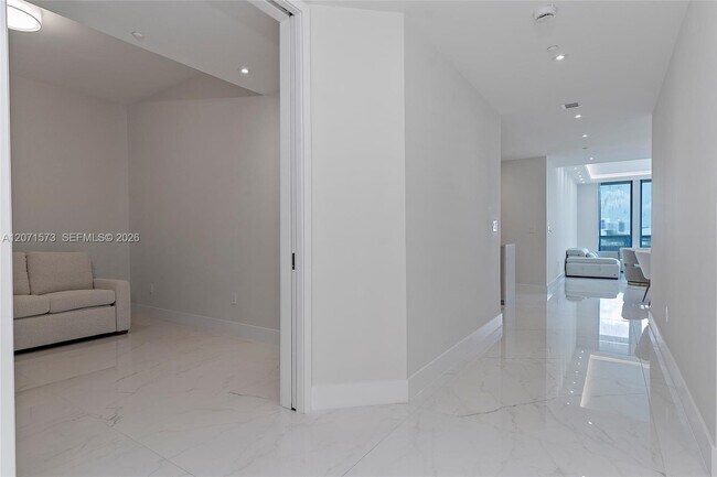Foto del edificio - 100 South Pointe Dr