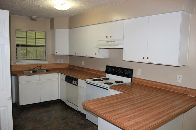 Foto del edificio - 6310 Delacy Rd