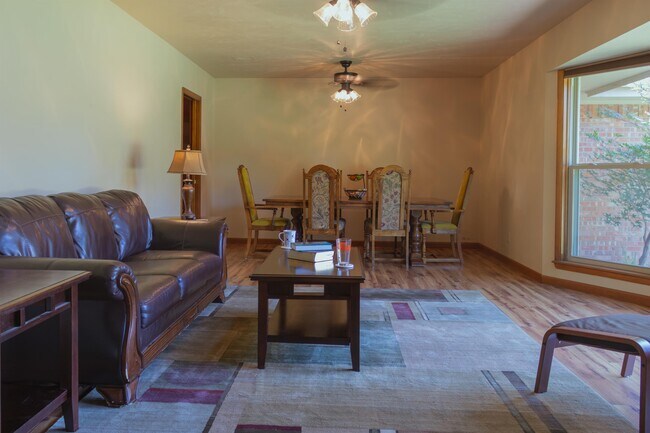 Foto del edificio - 1001 W Will Rogers Dr