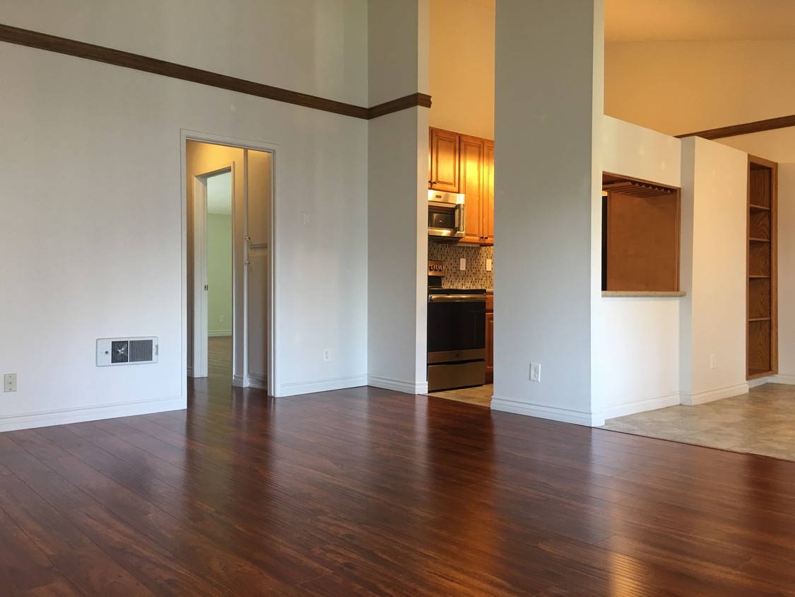 living room view - 643 S Prospect Ave
