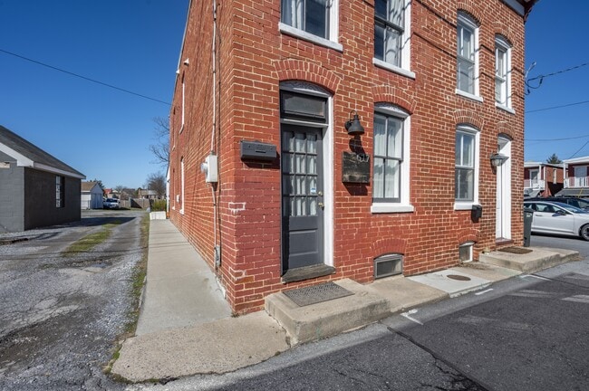 Building Photo - 617 N Maxwell Ave