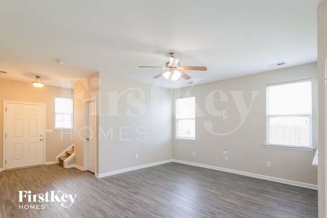 Foto del edificio - 233 Meadow Wood Rd