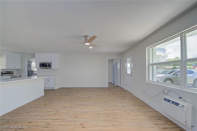 Building Photo - 372 Park Ln Dr