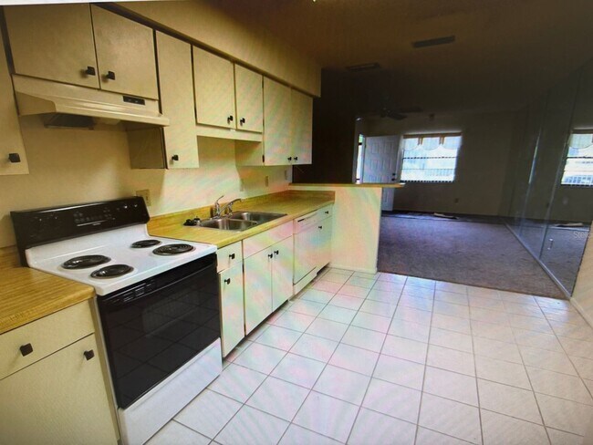 Building Photo - 55+ Gem minutes to Bradenton Beach