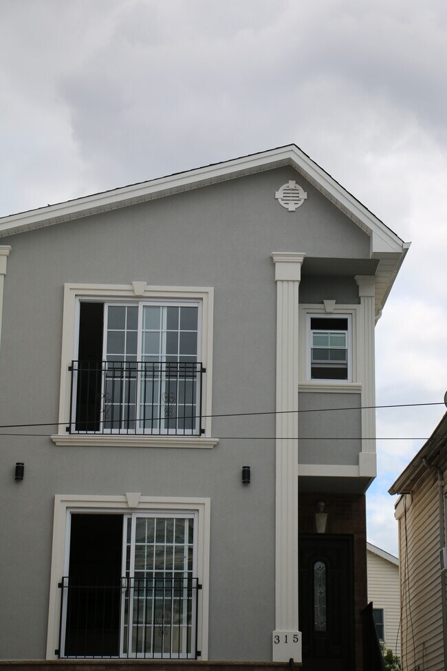 Building Photo - 315 Warren St
