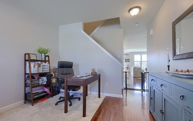 Foto del edificio - Luxurious 3-Bedroom Townhome with Finished...