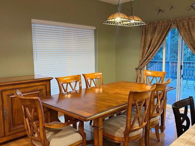 Foto del edificio - "Charming 3-Bed Oasis with 7 Bathrooms on Bourbon St, Pollock Pines!"