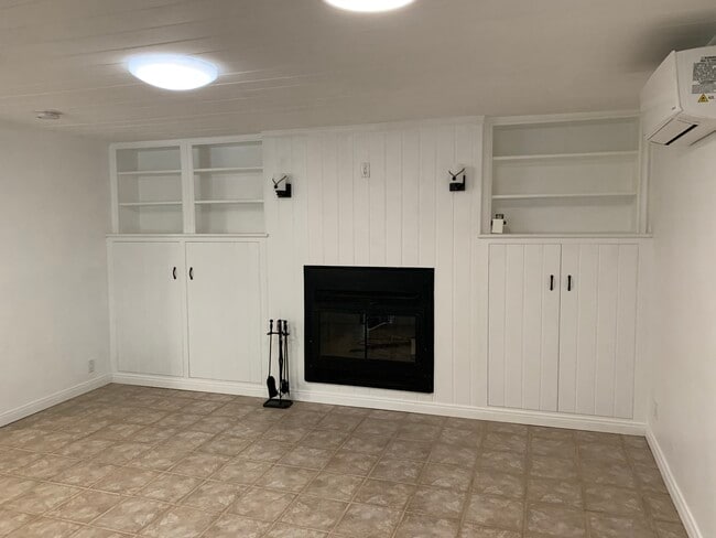 Building Photo - 1722 Oak Dr