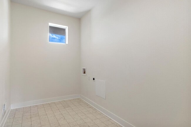 Building Photo - Beautiful 3 Bedroom 2 1/2 Bath Single Fami...