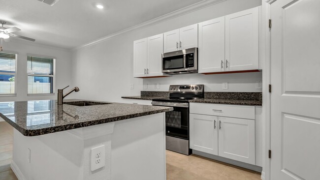 Foto del edificio - Newer 3BDS/2.5BTH Modern Townhome Centrall...