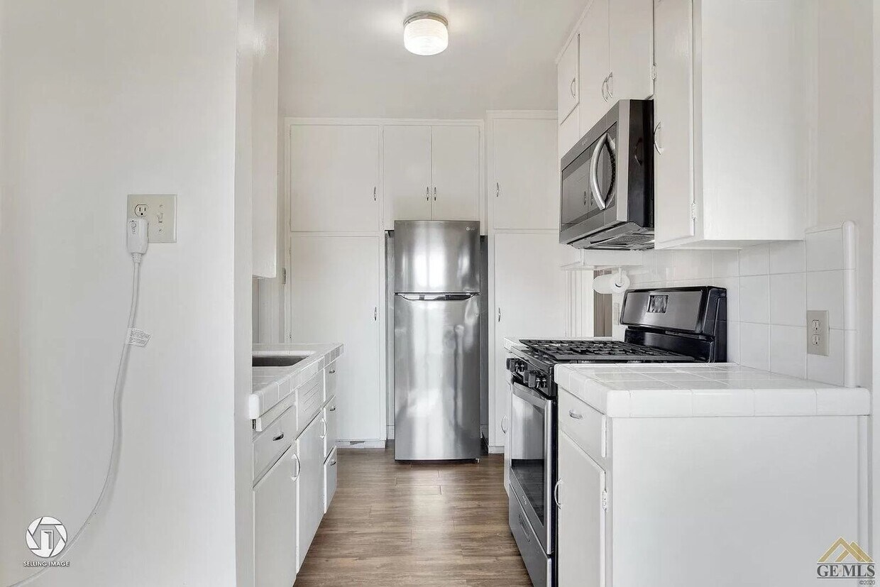 Foto principal - 1 Bedroom Bungalow w/Garage!