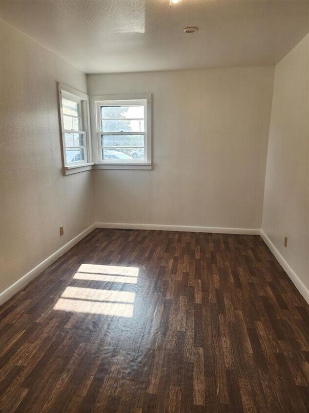 Foto del edificio - Two Bedroom -with garage!