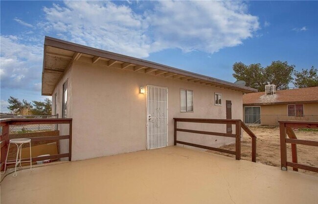Foto del edificio - AVAILABLE NOW! LOVELY Remodeled 2 Bedroom ...