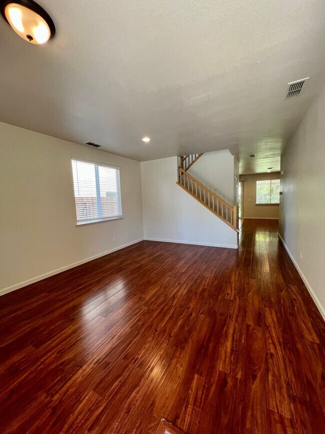 Foto del edificio - Spacious 4 bedroom 2.5 Bathroom Gold River...