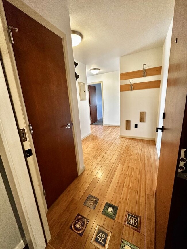 Building Photo - Prime Location Condo: Bright 1 Bed, 1 Bath...