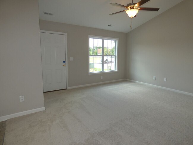 Building Photo - 3 Bedroom Home with First Floor Living