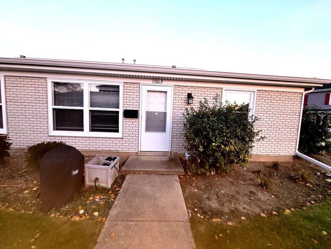 1306 Kingsbury Dr Unit F, Hanover Park, IL 60133 Condo for Rent in