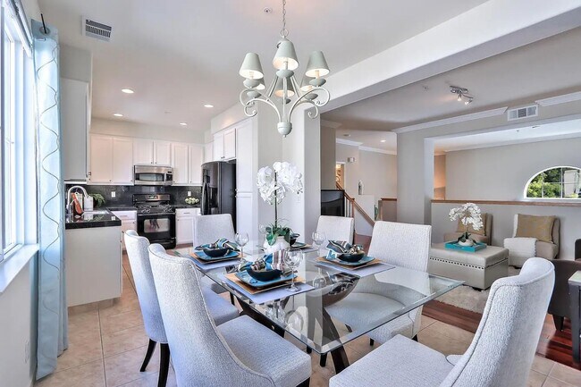 Foto del edificio - Beautiful Well Maintained 3 Bedroom 2.5 Bath Santa Clara Townhome