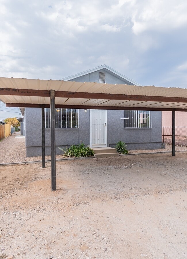 E Lee St - E Lee St House