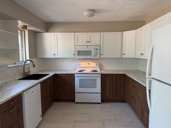 Building Photo - Charming 4 Bedroom Home Near UCCS and Palm...