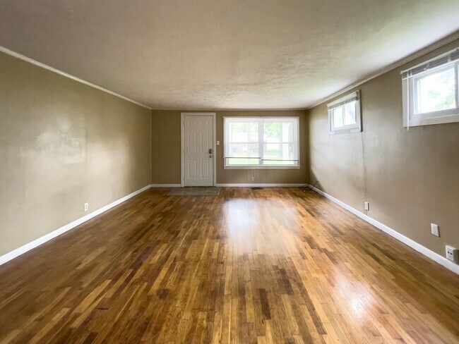 Building Photo - Hardwood Floors