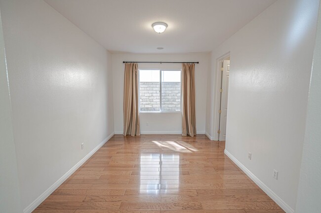 Foto del edificio - 3 Bedroom Home for Rent in Santa Clarita!