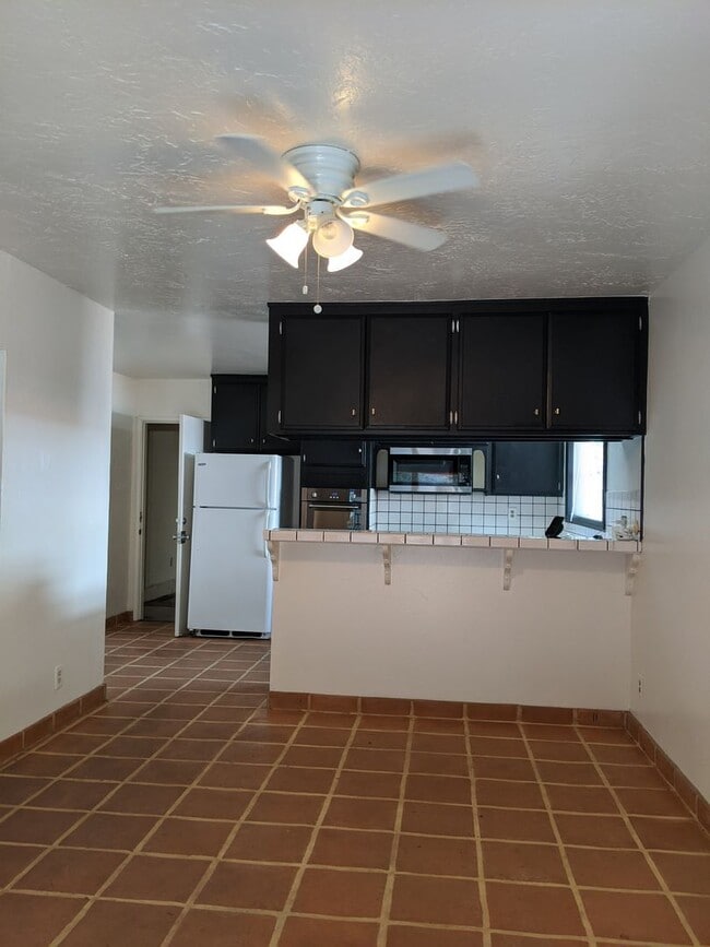 Foto del edificio - 4 BEDROOM 2 BATH ON CUL-DE-SAC AND LARGE YARD!