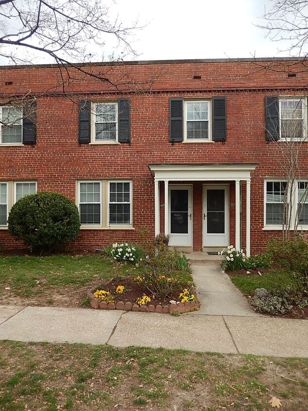 Charming 1 Bed 1 Bath Townhome Style Condo In Historic Arlington Village - Charming 1 Bed 1 Bath Townhome Style Condo In Historic Arlington Village