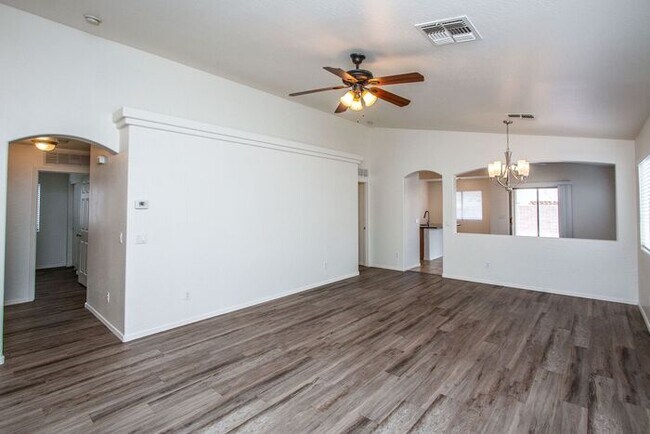 Foto del edificio - Camelback Ranch!Featuring 3 bedroom + bonu...