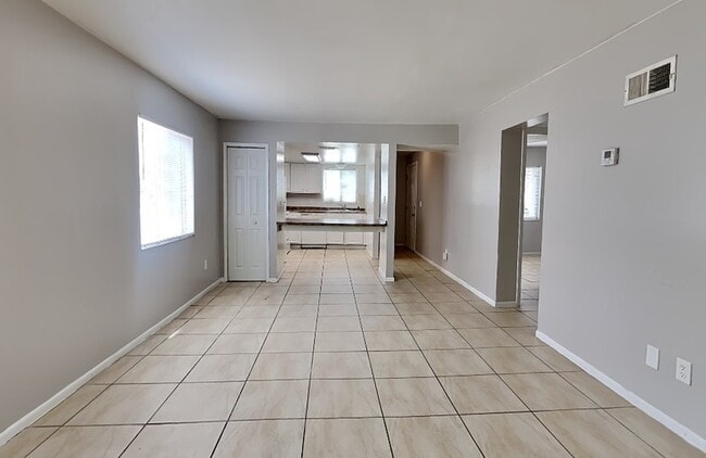 Building Photo - 2549 S Oak Ave