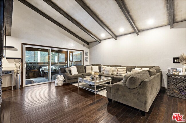 Foto del edificio - 22450 Hatteras St
