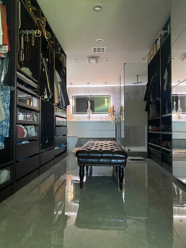 Foto del edificio - 20736 Clarendon St