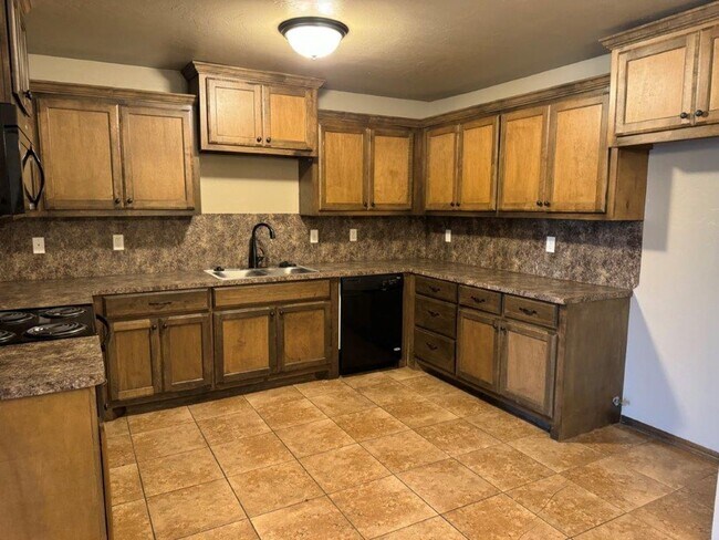 Foto del edificio - 3 bed 2 bath duplex in Chickasha! Ready fo...