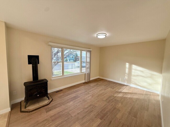 Foto del edificio - Great 3 bedroom 2 bath Home with Attached ...