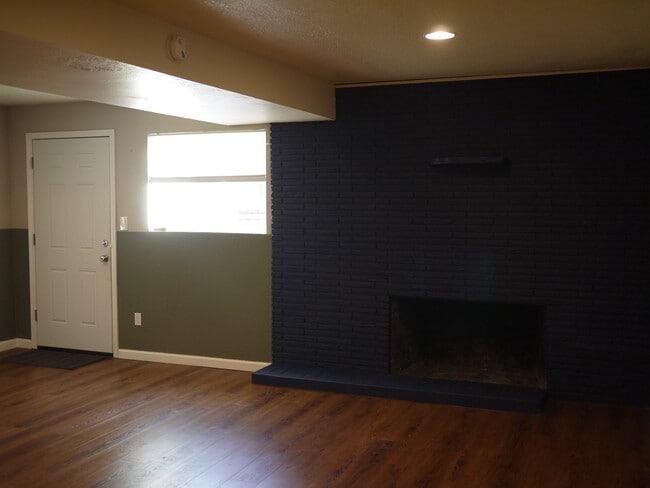 Living Room/Entry - 113 Regents Blvd