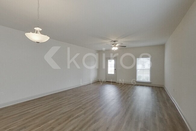 Foto del edificio - 8048 Hendrick Dr