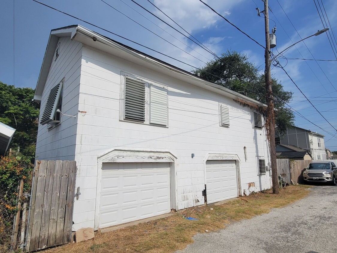 Primary Photo - Large 2/1 Garage Apartment