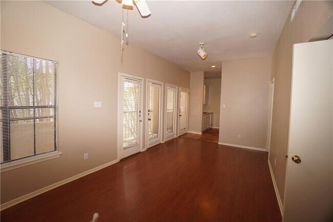 Building Photo - 712 Graham Pl